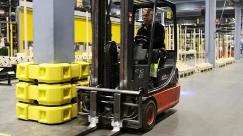multifunctional column guard forklift truck 900x507 1